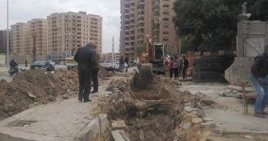 صور.. انشاء سور بخط سير المومياوات لمتحف الحضارات بمنطقة الفسطاط