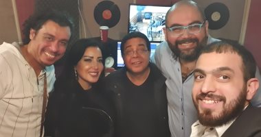 شاهد.. سمية الخشاب وأحمد آدم يسجلان أغانى مسرحية "يا تصيب يا تخيب"