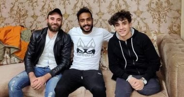صورة .. كهربا يستقبل " حمصة " مشجع الأهلي فى منزله