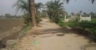 شكوى من عدم رصف الطريق الرابط بين قريتى السلسلة وبهنسا بمحافظة المنيا