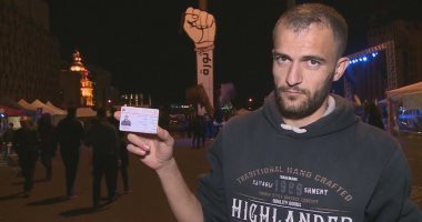 فيديو.. شاب من حزب الله فى لبنان يمزق بطاقته بعد فصله من عمله