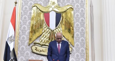 صور.. رئيس البرلمان يطالب النواب بعدم مغادرة القاعة لتأبين النائب محمد بدوي دسوقي