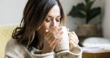 تعرف على أضرار تناول الشاى بعد الطعام مباشرة.. يصيبك بالحموضة والغثيان 
