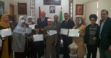 صور.. وكيل "تعليم القليوبية" يكرم الطلاب المتميزين