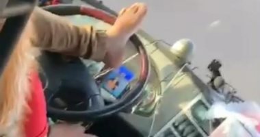 الشرطة السعودية تلقى القبض على سائق حافلة للطالبات يقودها بساقه.. صور