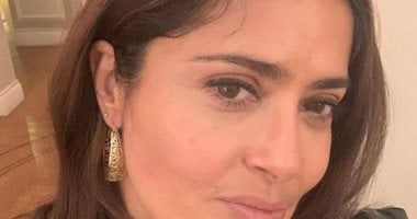 شاهد.. سلمى حايك ترتدى "حلق" من تصميم مصممة مصرية