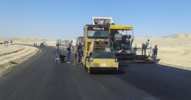 صور.. إعادة رصف ورفع كفاءة 6 كم بطريق قنا - الأقصر الصحراوى