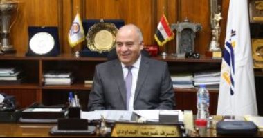 محافظ قنا يكافئ رئيس قرية الحراجية و3 عمال نظافة لتفانيهم فى العمل