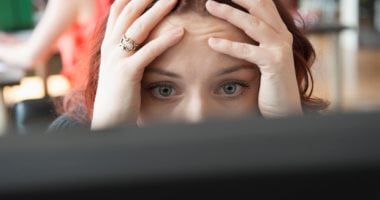سايبركوندريا.. حينما يحولك هوس البحث عن صحتك على الإنترنت لمريض نفسى