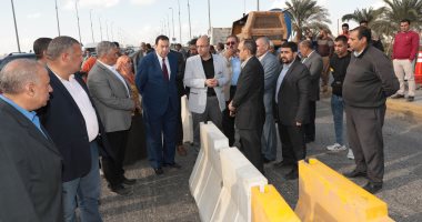 محافظ بنى سويف يتابع إجراءات إصلاح هبوط بمطلع كوبرى النيل
