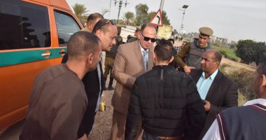 صور.. محافظ أسيوط يستوقف سيارته ليطمئن على ركاب سيارة سقطت بالترعة
