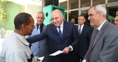 محافظ قنا يستجيب لشكوى مواطن ويسلمه "تروسيكل".. صور