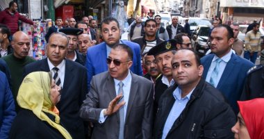 صور.. محافظ الإسكندرية يتابع أعمال إزالة عقار بالمنشية مكون من 11 طابقا