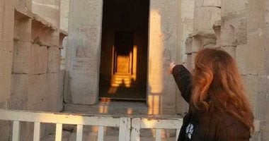صور.. باحثون يرصدون تعامد الشمس على قدس الأقداس بمعبد حتشبسوت فى الأقصر