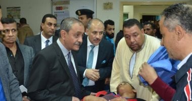 صور.. محافظ الإسماعيلية يطمئن على حالة مصابى حادث طريق السويس