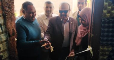 صور.. رئيس مدينة أرمنت يفتتح المعرض الفنى بمدرسة السادات للتعليم الأساسى 