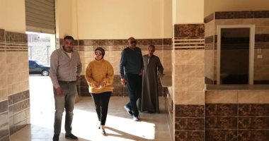 صور.. رئيس مدينة سفاجا تتفقد محال تجارية بمنطقة العريشى لطرحها فى مزايدة علانية