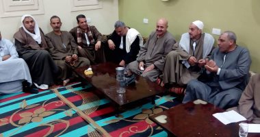 صور..إنهاء خصومة بين عائلتين بالغربية فى جلسة عرفية بسبب تجارة المواشى