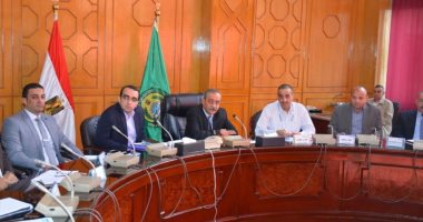 محافظ الإسماعيلية: وضع حلول لمشكلات الصرف الصحى وبرنامج زمنى لإنهاء المشروعات