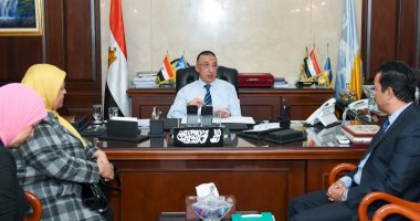 صور.. محافظ الإسكندرية يشدد على نقل البلوكات الخرسانية من الكورنيش