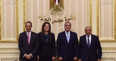 توقيع بروتوكولي تعاون لإنشاء محطتي توليد الكهرباء من الطاقة الشمسية وطاقة الرياح باستثمارات 16 مليار جنيه.. وزير الكهرباء: لدينا خطة لزيادة الاعتماد على الطاقة المتجددة.. وقد تصل نسبة الاعتماد في 2022 إلى 20%