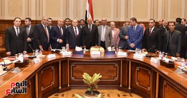 "دفاع البرلمان" تكرم رئيس النواب وتهدية موسوعة وصف مصر