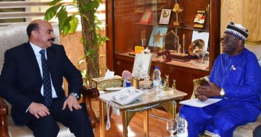 محافظ أسوان يستقبل إبراهيم جمبارى وزير خارجية نيجريا الأسبق