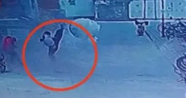 أخرة الشقاوة.. طفل صينى يطير فى الهواء بفعل انفجار "بالوعة".. فيديو
