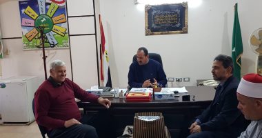 صور.. أسرة الشيخ عبد الحليم محمود تشكر رئيس مدينة بلبيس وتهديه مجموعة كتب