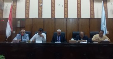 تعليم أسيوط يناقش إستعداداته لإمتحانات صفوف النقل والشهادة الإعدادية