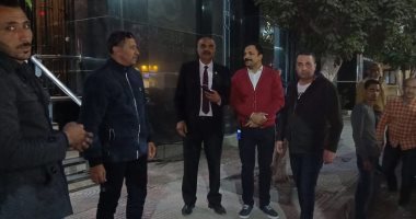 صور.. رئيس حى الدقى يشن حملة لإزالة إشغالات المحال والكافيهات