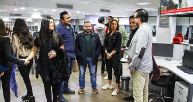 مريم عامر منيب وفريق عمل ديو "عامل إيه في حياتك" فى صالة تحرير اليوم السابع