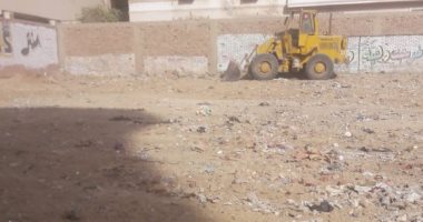 صور.. رفع مخلفات القمامة من قطع الأراضى الفضاء بهضبة الأهرام