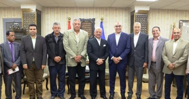 صور.. محافظ السويس يلتقى رئيس الإتحاد المصرى لكرة اليد لدعم فرق المحافظة