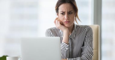 السايبركوندريا.. حينما يتحول البحث عن صحتك على الإنترنت لمرض نفسى.. نقرة ماوس تقدم كل المعلومات اللازمة وتصيبك أيضا بـ"توهم المرض".. أعراضه البحث القهرى أكثر من ساعة يومياً.. و7 خطوات تقدم روشتة العلاج
