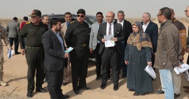 محافظ بنى سويف ورئيس الوطنية للزراعات المحمية يتفقدان المشروع القومى للصوبات