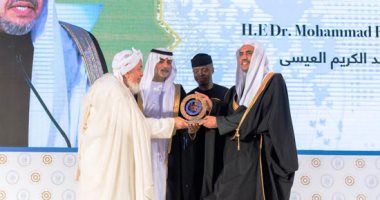 خلال مراسم احتفال دولي.. وزير التسامح الإماراتي يُسلّم أمين عام رابطة العالم الإسلامي جائزة تعزيز السِّلم.. إدارة الجائزة: د.العيسى من الشخصيات العالمية التي تسعى إلى نشر ثقافة السلم والتسامح