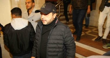 صور.. حسين فهمى وهنيدى وإلهام شاهين فى عزاء المخرج سمير سيف