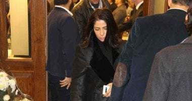 صور.. منى زكى وعلى بدرخان أول حضور عزاء المخرج سمير سيف