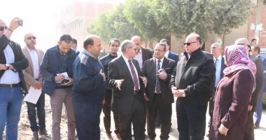 محافظ القاهرة يحيل مسئولى الإسكان والنظافة فى حلوان للتحقيق خلال جولة ميدانية
