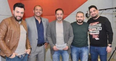 صور.. مدحت صالح ينتهى من تسجيل أغنية "قرار" لتشجيع الشباب على العمل