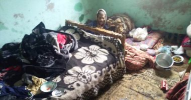 صور.. مواطن يطالب محافظ الشرقية بعلاجه وزوجته وترميم منزله المتصدع