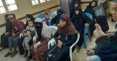 صور .. تسليم 17 وحدة سكنية للأسر الأولى بالرعاية بمركز ديرمواس بالمنيا