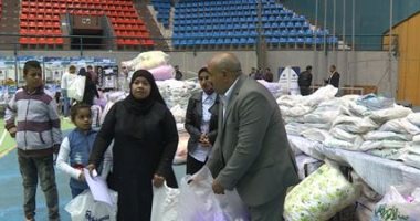 "الداخلية" تواجه ظروف الطقس السيئ بمساعدات غذائية وعينية للبسطاء.. توزيع ملابس وأغذية على أسر السجناء والمفرج عنهم وذوى الإعاقة.. وتجهيز العرائس وتوفير فرص عمل ومشروعات صغيرة.. صور