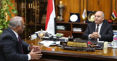 محافظ قنا يبحث الفرص الاستثمارية المتاحة بالمنطقة الحرة العامة بقفط