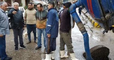 صور.. شفط تجمعات مياه الأمطار بأماكن متفرقة فى شبين الكوم