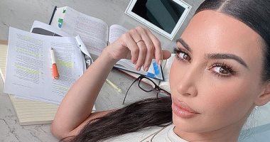 كفاية هلس.. كيم كاردشيان تبدأ مذاكرة بعد التحاقها بكلية الحقوق