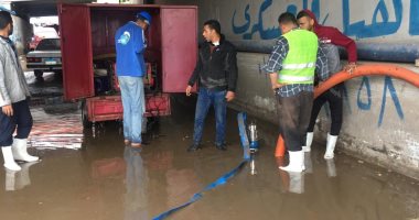 صور.. مياه القليوبية تدفع بسيارات لشفط المياه من الشوارع والطرق
