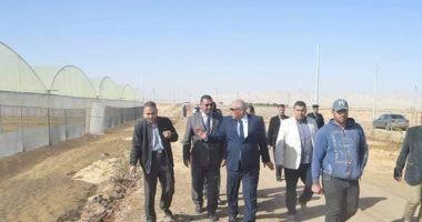 صور.. تنفيذ مشروع صوب زراعية وخط إنتاج محلى للزى المدرسى بالوادى الجديد