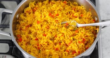 طريقة عمل الأرز بالكركم والصنوبر والزبيب